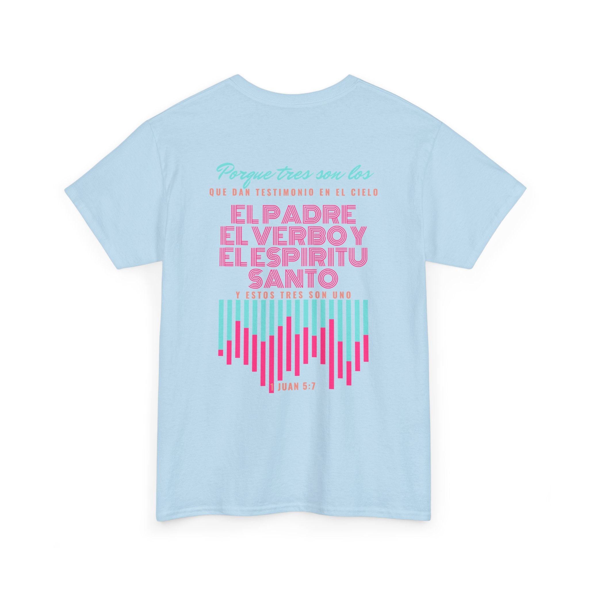 "Yo adoro al Dios verdadero" Camisa Feminina — "Y estos tres son uno" (1 Juan 5:7)