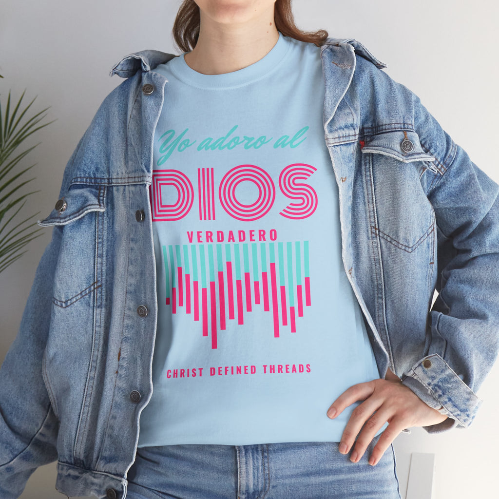 "Yo adoro al Dios verdadero" Camisa Feminina — "Y estos tres son uno" (1 Juan 5:7)