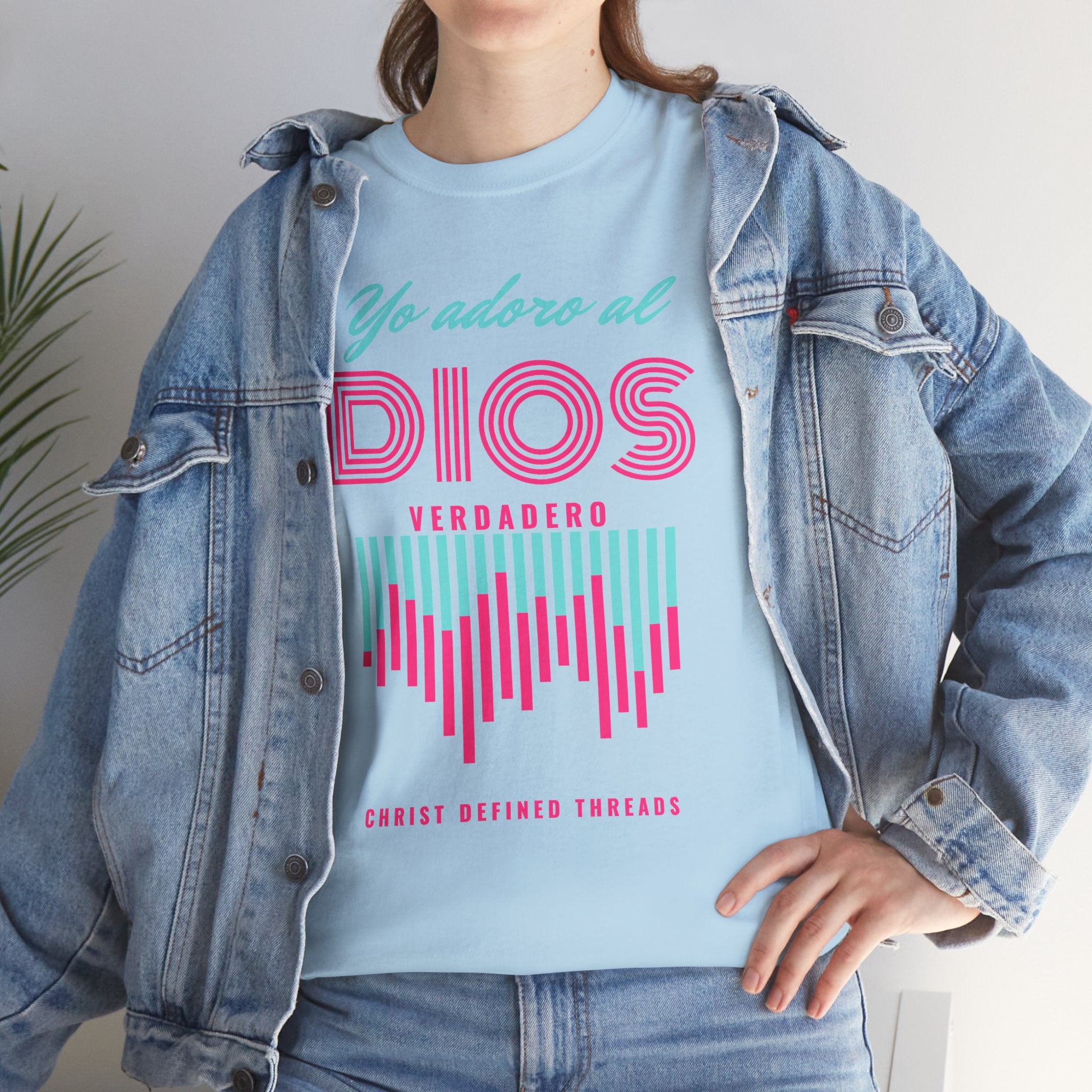 "Yo adoro al Dios verdadero" Camisa Feminina — "Y estos tres son uno" (1 Juan 5:7)