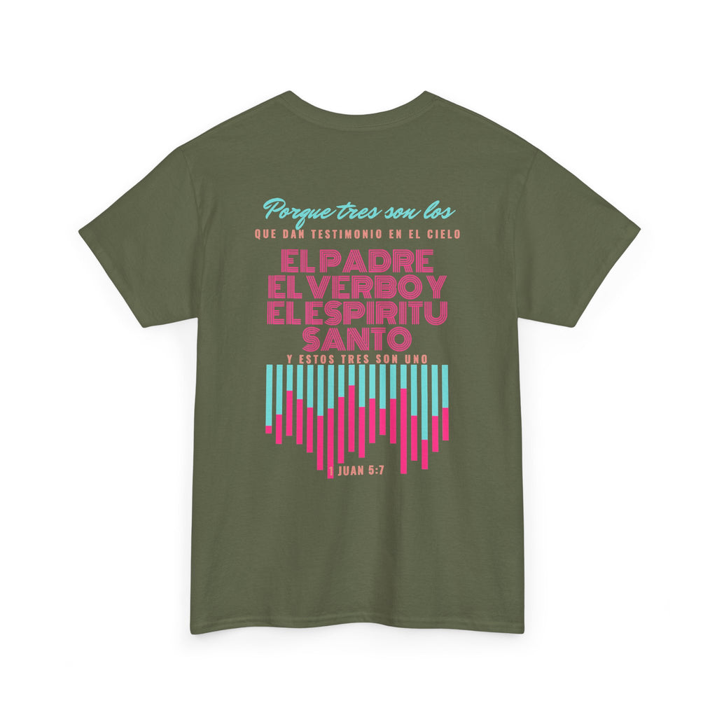 "Yo adoro al Dios verdadero" Camisa Feminina — "Y estos tres son uno" (1 Juan 5:7)