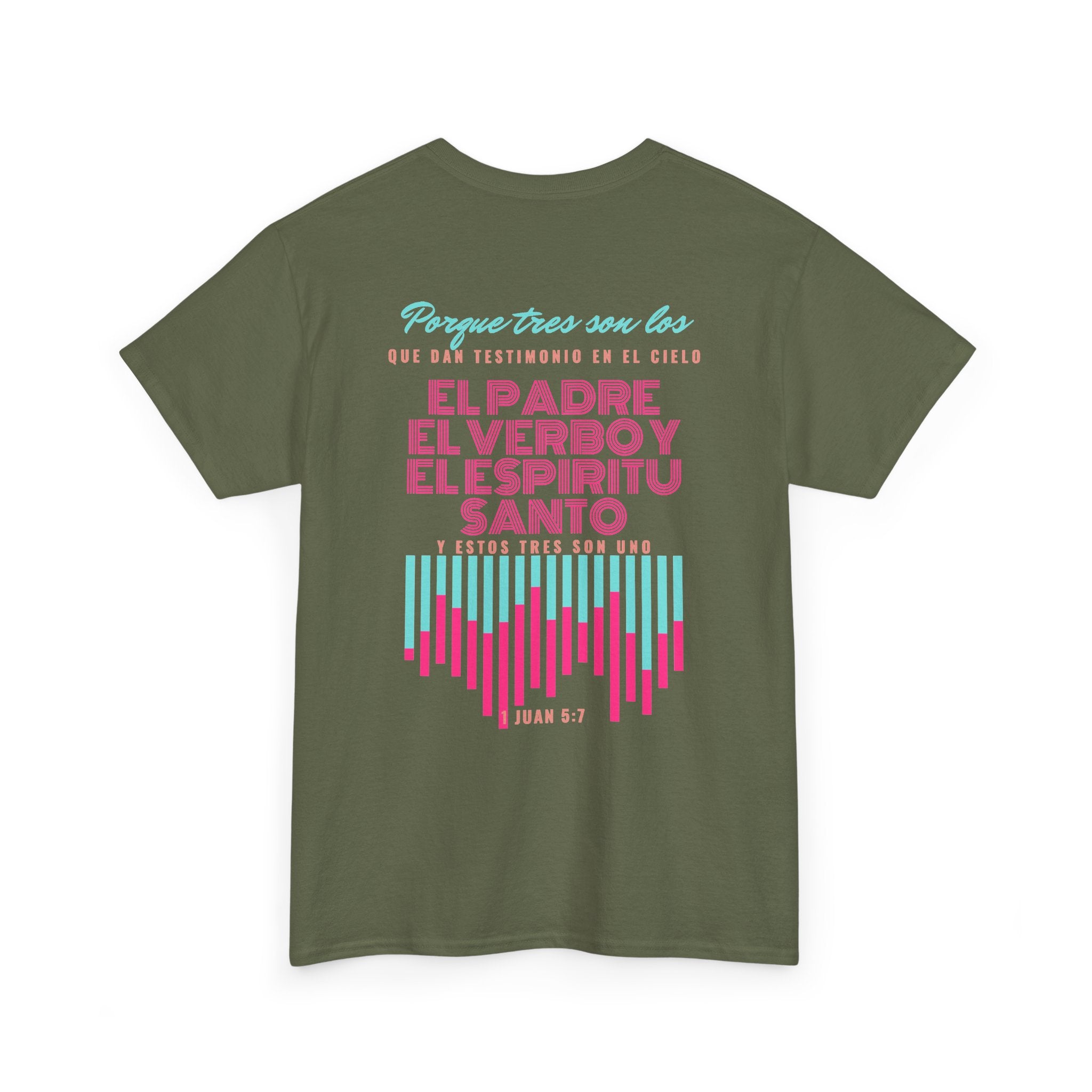 "Yo adoro al Dios verdadero" Camisa Feminina — "Y estos tres son uno" (1 Juan 5:7)
