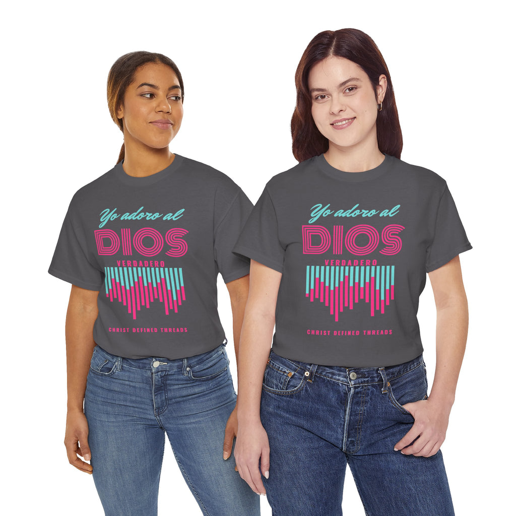 "Yo adoro al Dios verdadero" Camisa Feminina — "Y estos tres son uno" (1 Juan 5:7)