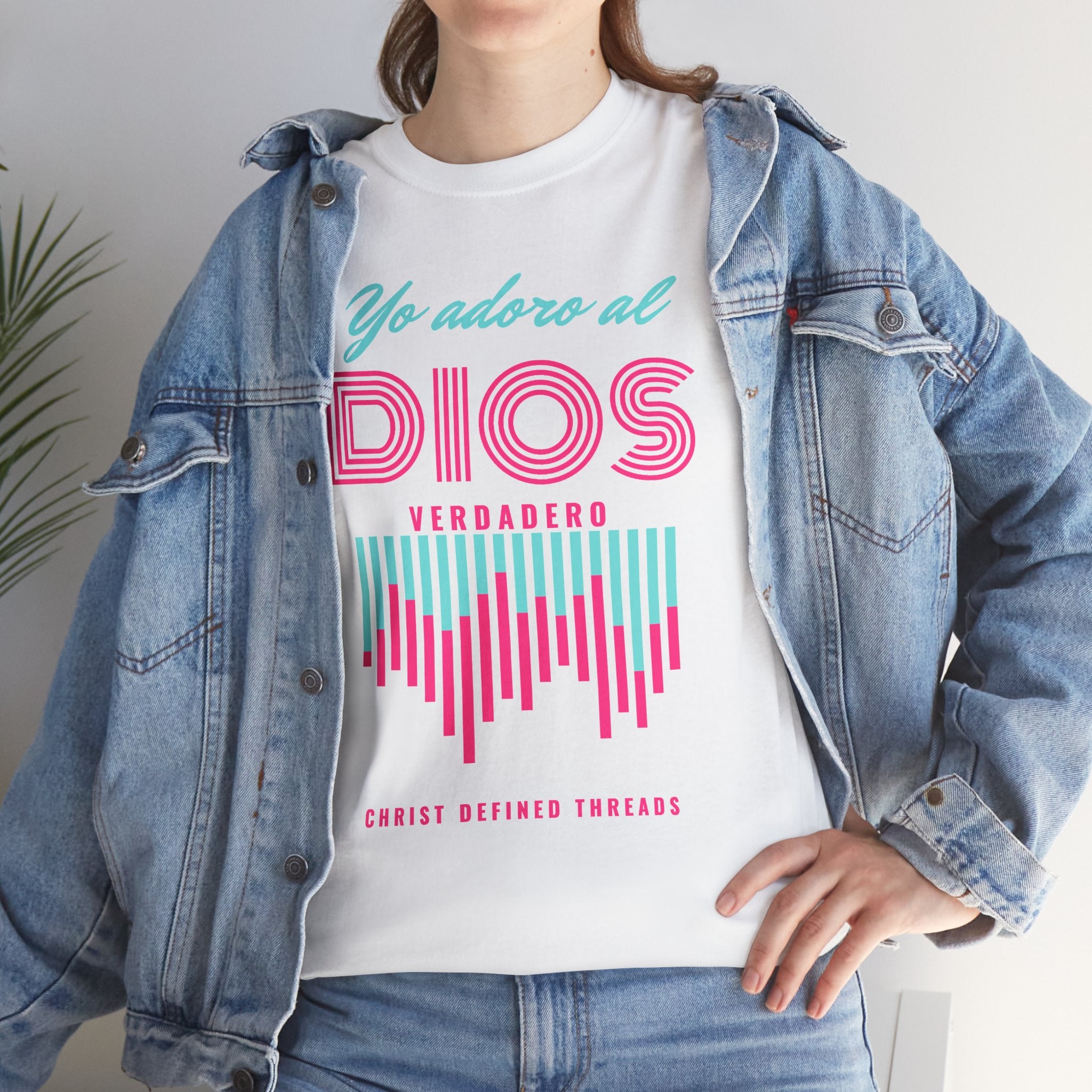 "Yo adoro al Dios verdadero" Camisa Feminina — "Y estos tres son uno" (1 Juan 5:7)