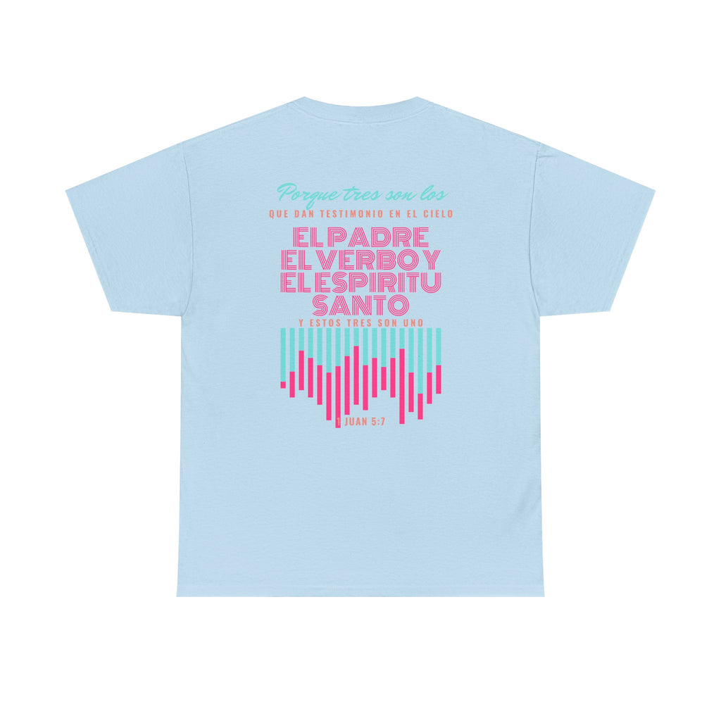 "Yo adoro al Dios verdadero" Camisa Feminina — "Y estos tres son uno" (1 Juan 5:7)