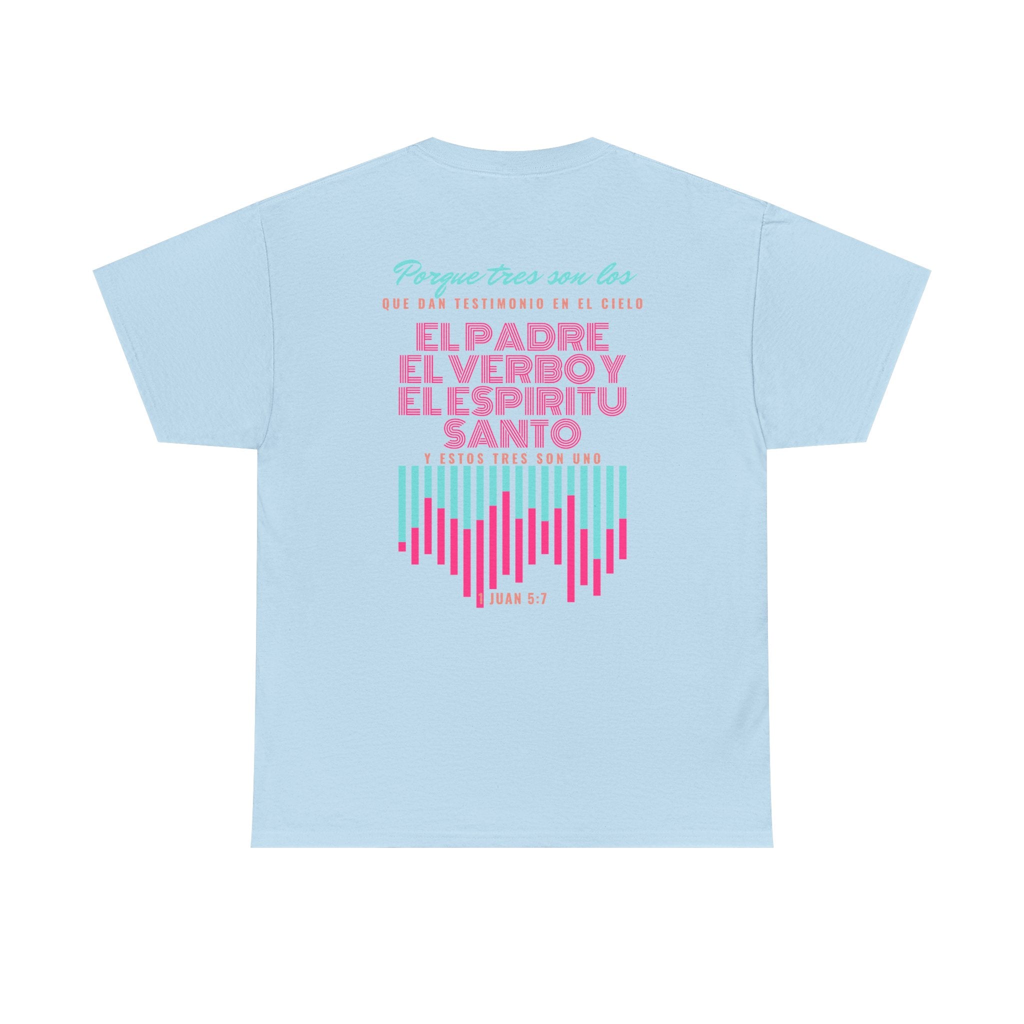 "Yo adoro al Dios verdadero" Camisa Feminina — "Y estos tres son uno" (1 Juan 5:7)