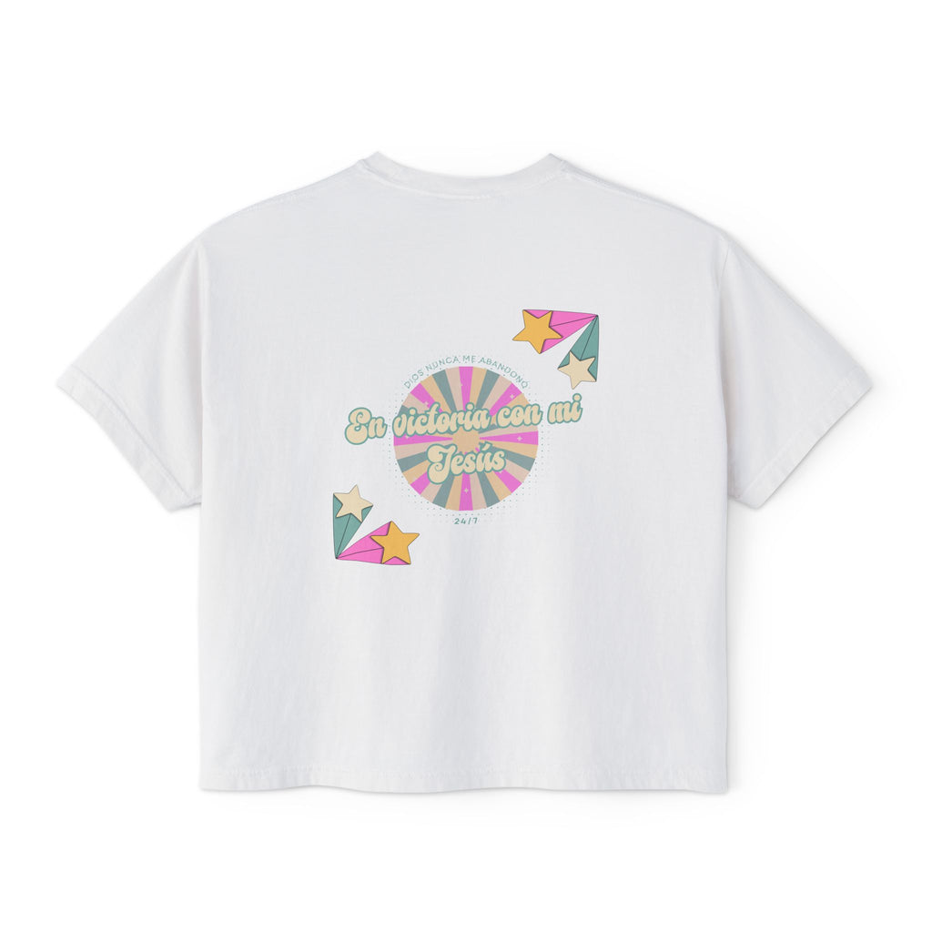 Mujeres Boxy Camisa— 'En Victoria con mi Jesús' Pastel Retro Faith Graphic
