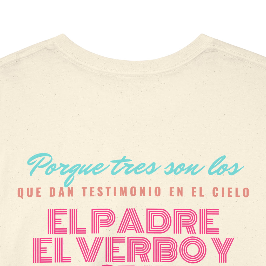 "Yo adoro al Dios verdadero" Camisa Feminina — "Y estos tres son uno" (1 Juan 5:7)