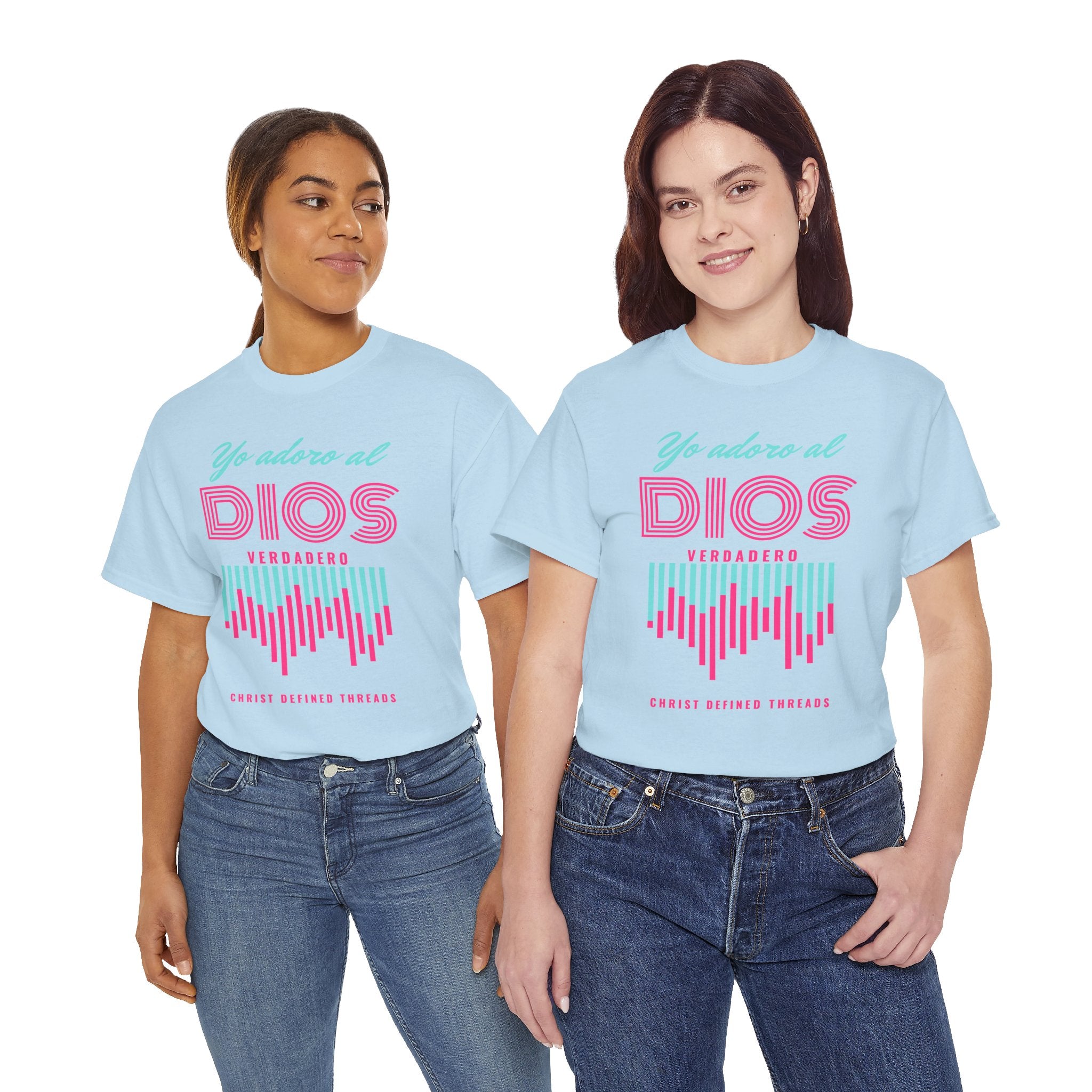 "Yo adoro al Dios verdadero" Camisa Feminina — "Y estos tres son uno" (1 Juan 5:7)