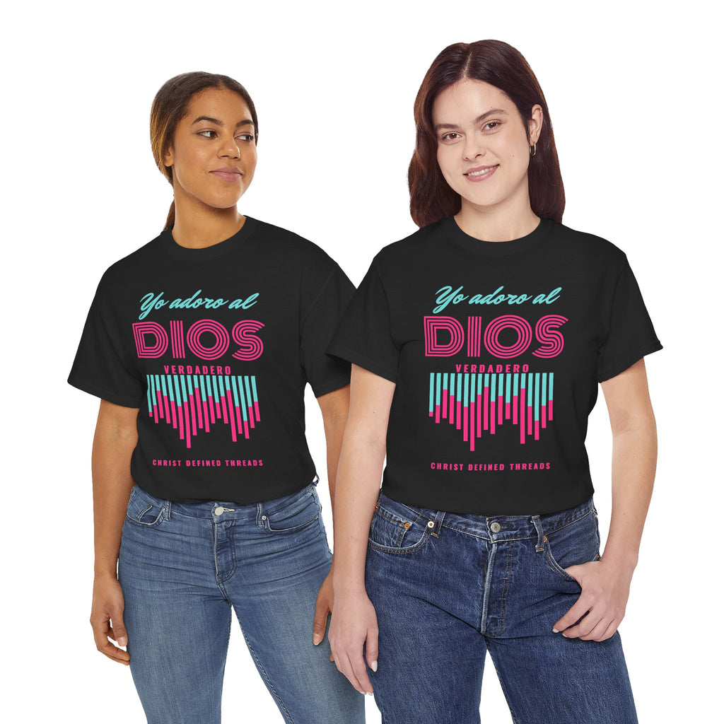 "Yo adoro al Dios verdadero" Camisa Feminina — "Y estos tres son uno" (1 Juan 5:7)
