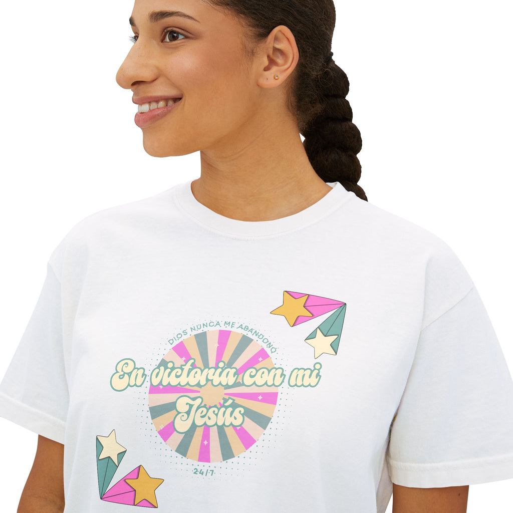 Mujeres Boxy Camisa— 'En Victoria con mi Jesús' Pastel Retro Faith Graphic