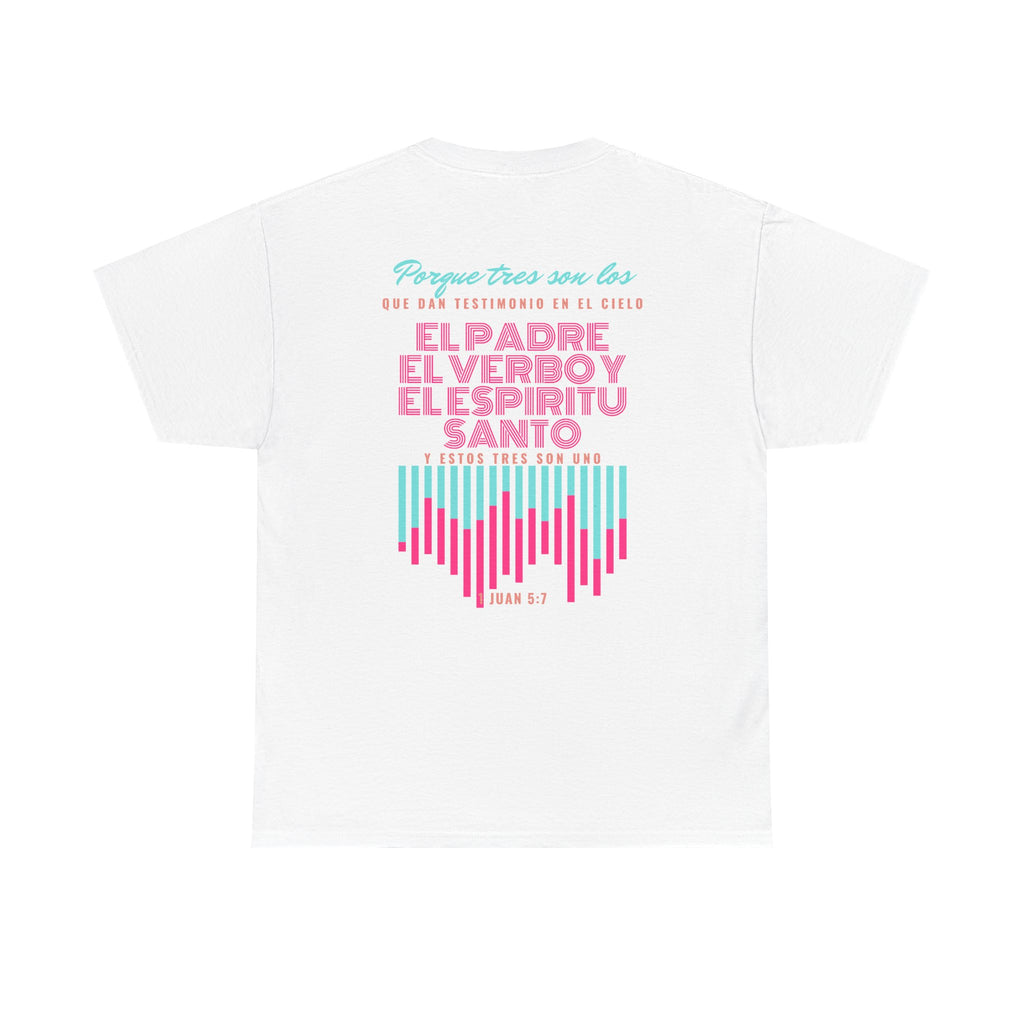 "Yo adoro al Dios verdadero" Camisa Feminina — "Y estos tres son uno" (1 Juan 5:7)