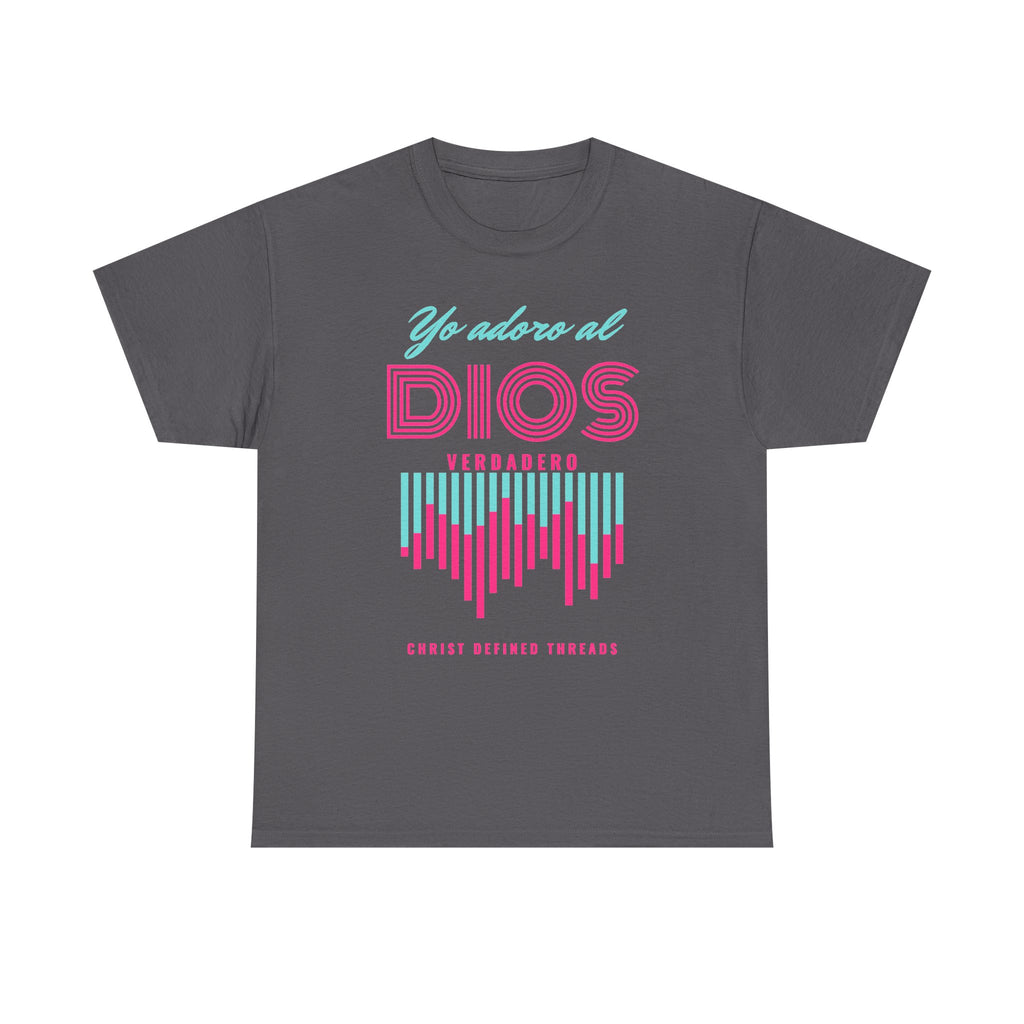 "Yo adoro al Dios verdadero" Camisa Feminina — "Y estos tres son uno" (1 Juan 5:7)