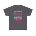 "Yo adoro al Dios verdadero" Camisa Feminina — "Y estos tres son uno" (1 Juan 5:7)