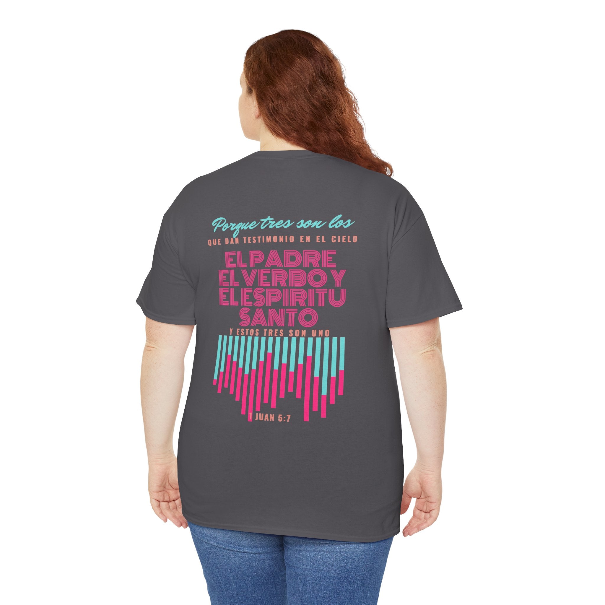 "Yo adoro al Dios verdadero" Camisa Feminina — "Y estos tres son uno" (1 Juan 5:7)