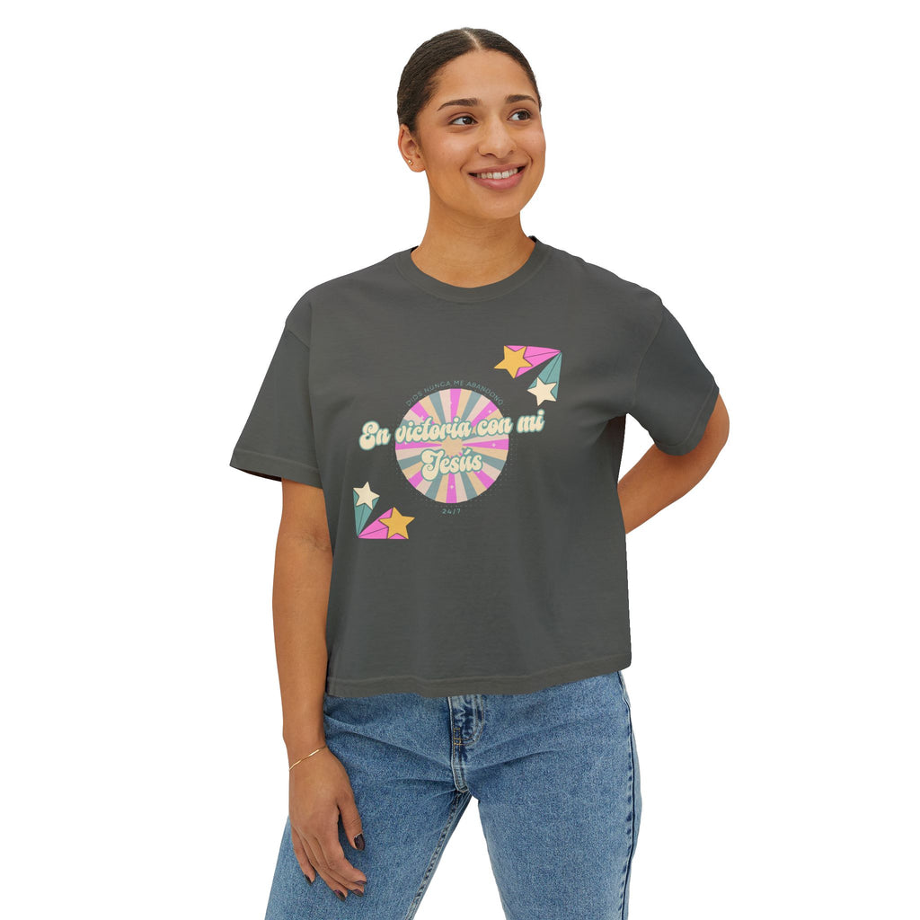 Mujeres Boxy Camisa— 'En Victoria con mi Jesús' Pastel Retro Faith Graphic