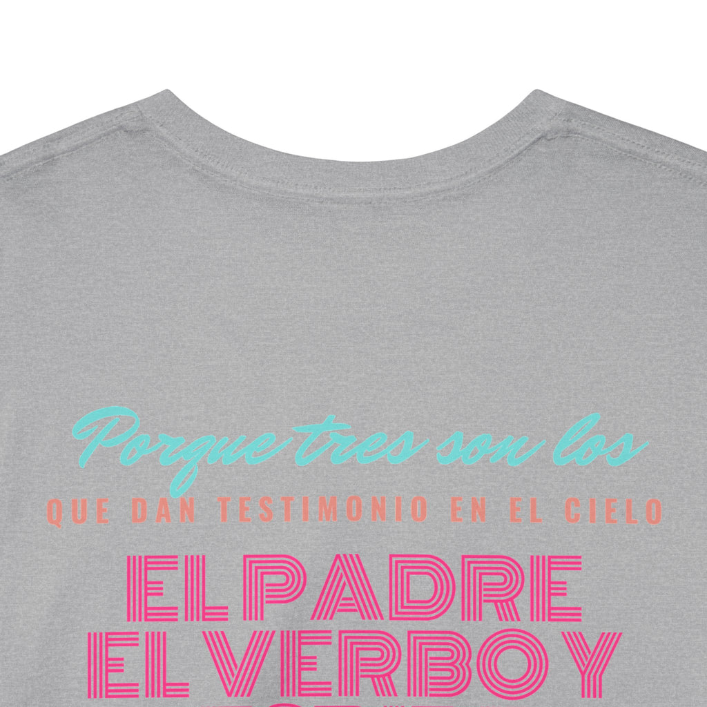 "Yo adoro al Dios verdadero" Camisa Feminina — "Y estos tres son uno" (1 Juan 5:7)
