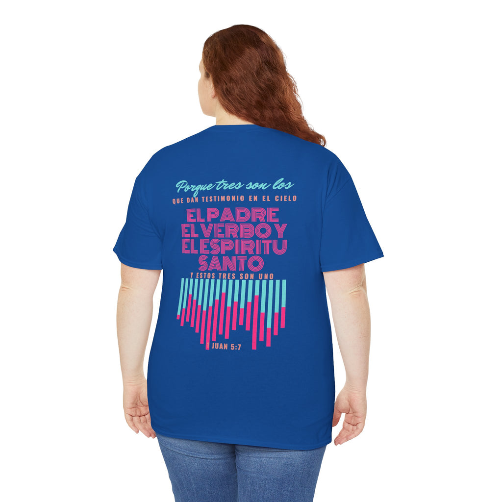 "Yo adoro al Dios verdadero" Camisa Feminina — "Y estos tres son uno" (1 Juan 5:7)