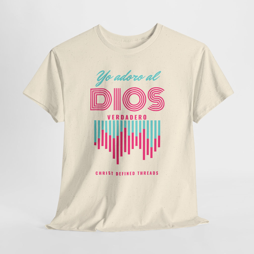 "Yo adoro al Dios verdadero" Camisa Feminina — "Y estos tres son uno" (1 Juan 5:7)