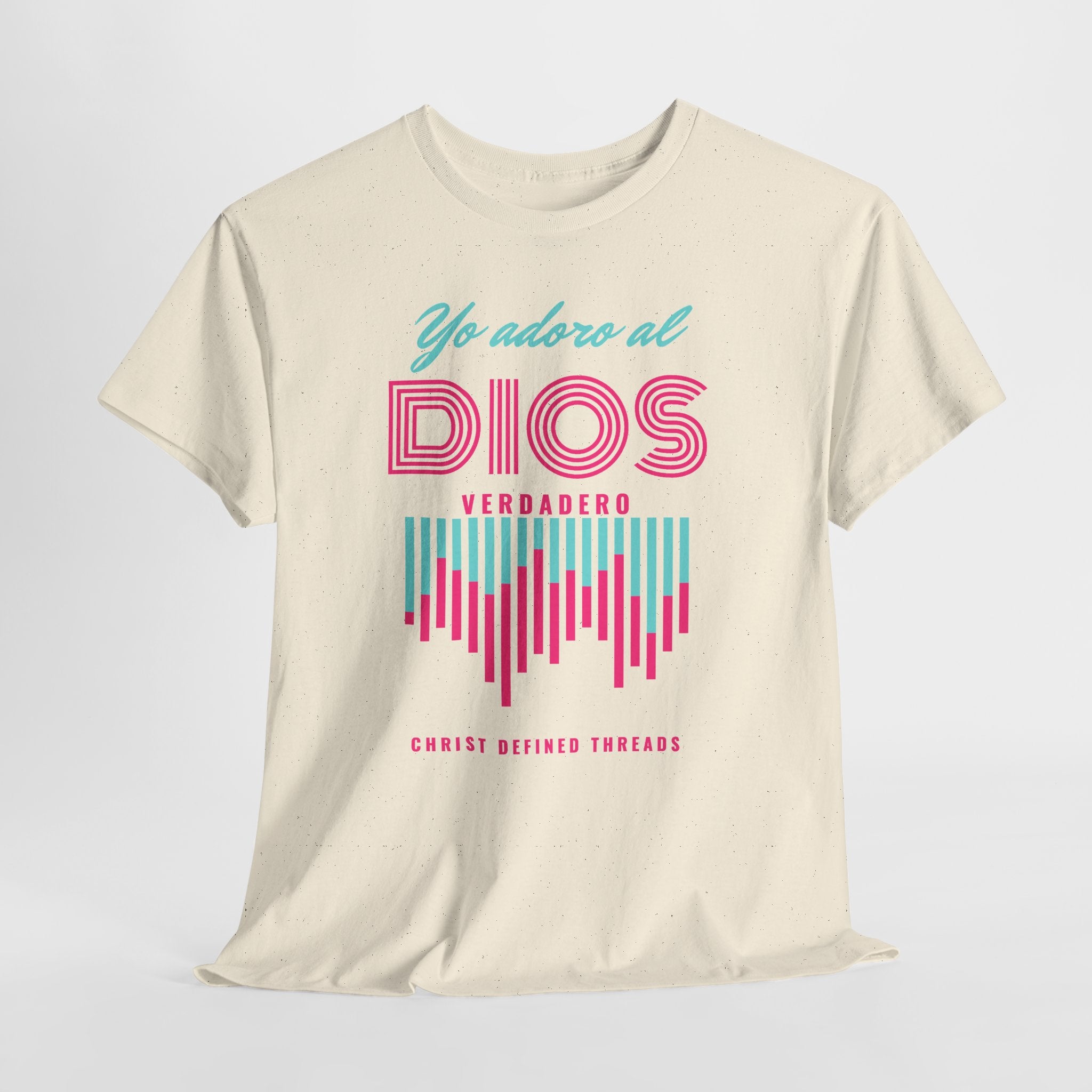 "Yo adoro al Dios verdadero" Camisa Feminina — "Y estos tres son uno" (1 Juan 5:7)