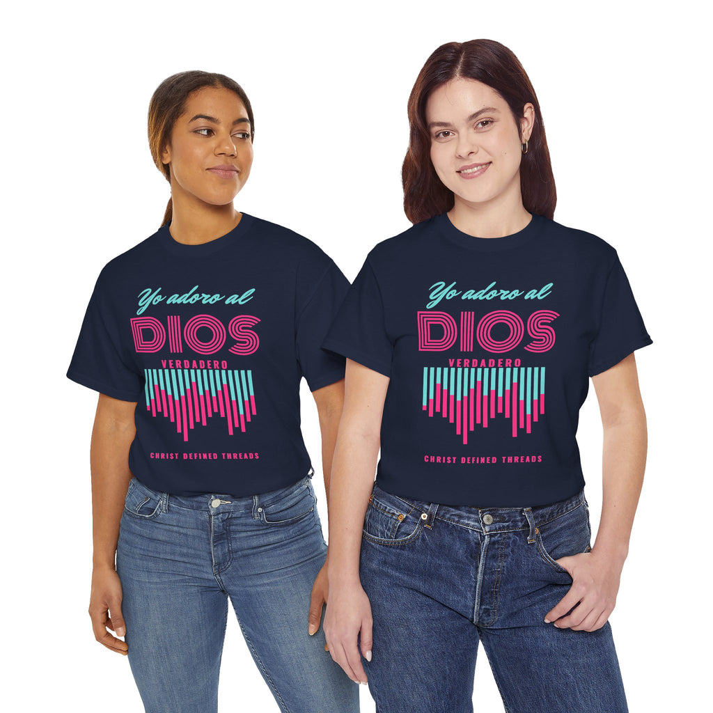 "Yo adoro al Dios verdadero" Camisa Feminina — "Y estos tres son uno" (1 Juan 5:7)