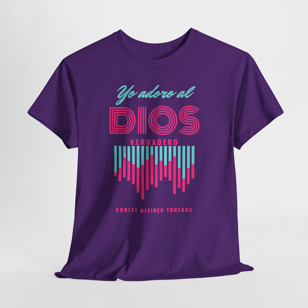 "Yo adoro al Dios verdadero" Camisa Feminina — "Y estos tres son uno" (1 Juan 5:7)