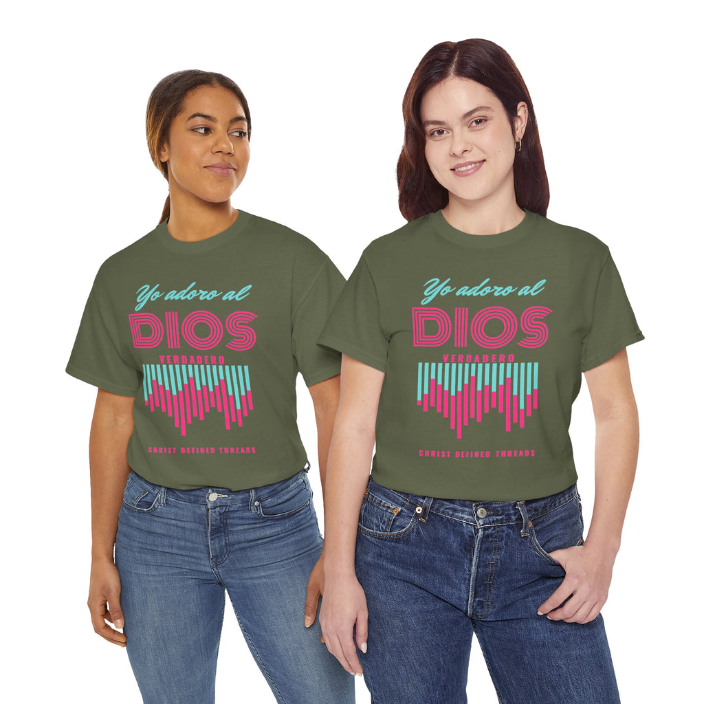 "Yo adoro al Dios verdadero" Camisa Feminina — "Y estos tres son uno" (1 Juan 5:7)