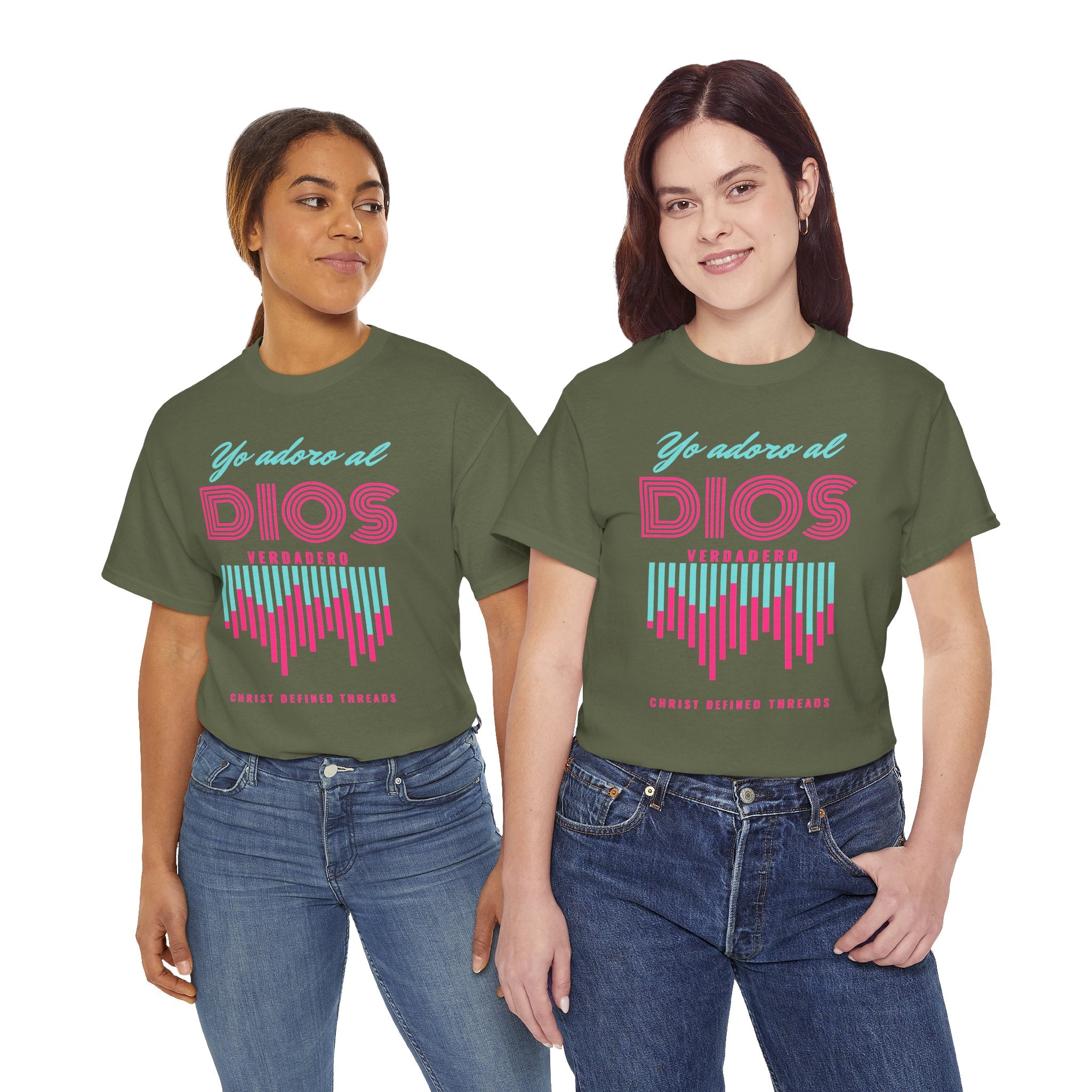 "Yo adoro al Dios verdadero" Camisa Feminina — "Y estos tres son uno" (1 Juan 5:7)