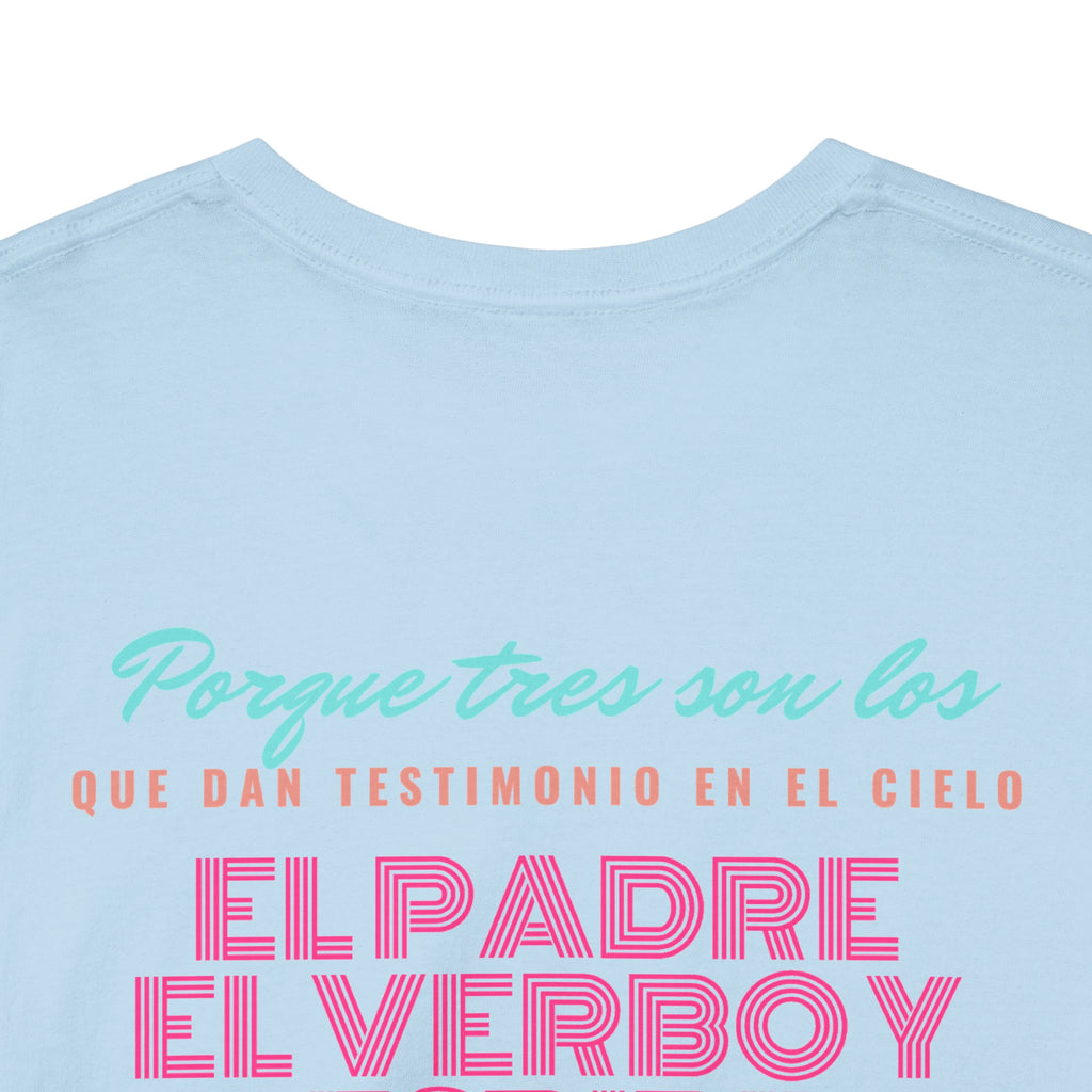 "Yo adoro al Dios verdadero" Camisa Feminina — "Y estos tres son uno" (1 Juan 5:7)