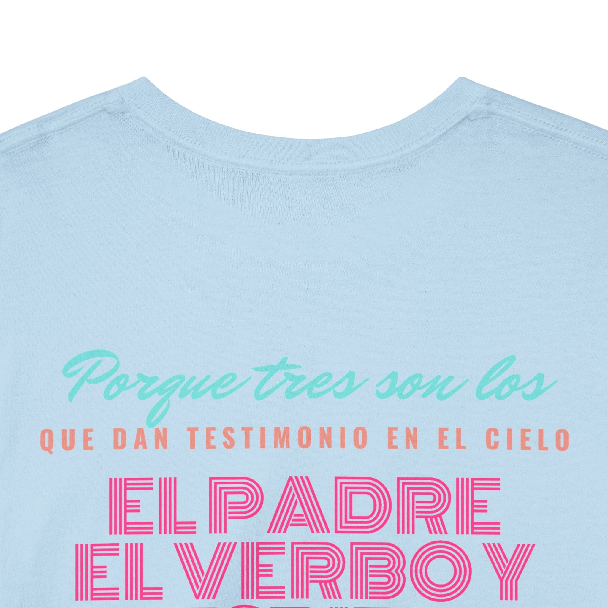 "Yo adoro al Dios verdadero" Camisa Feminina — "Y estos tres son uno" (1 Juan 5:7)