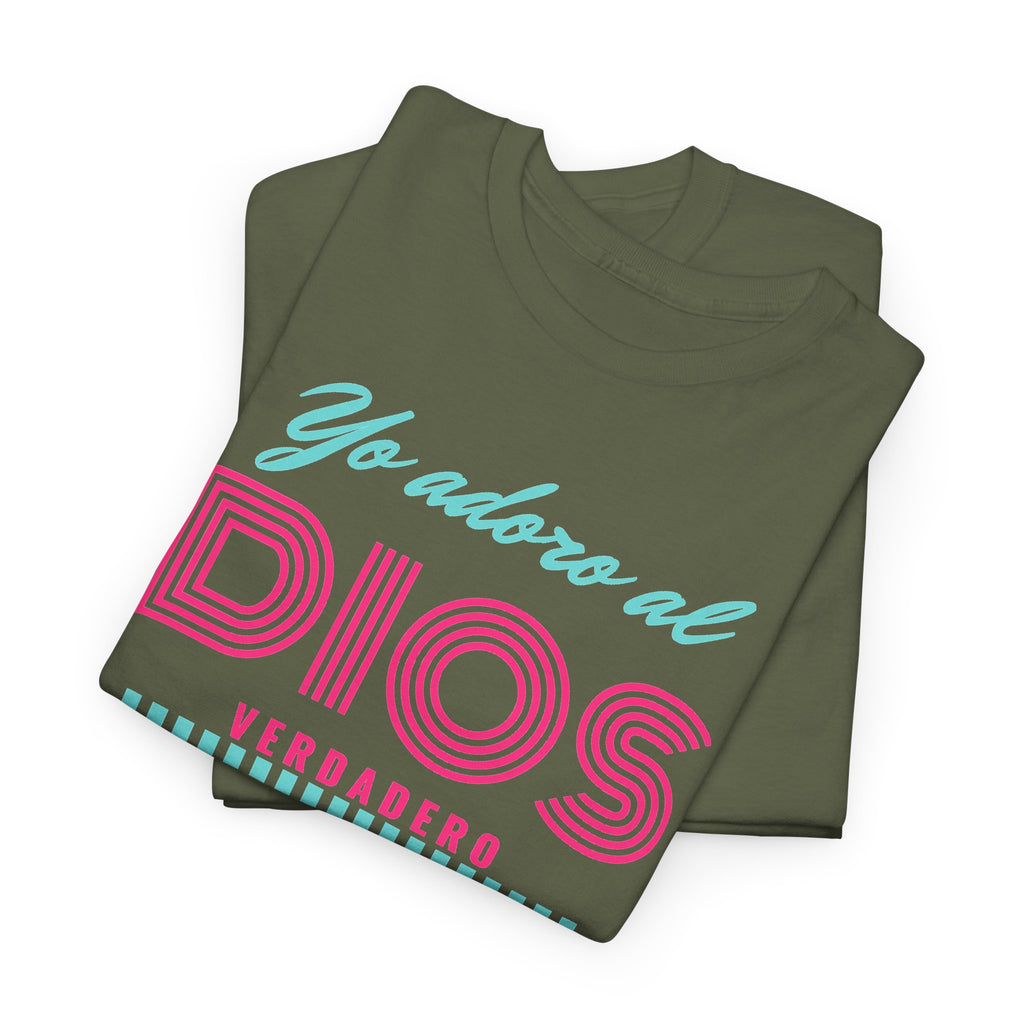 "Yo adoro al Dios verdadero" Camisa Feminina — "Y estos tres son uno" (1 Juan 5:7)