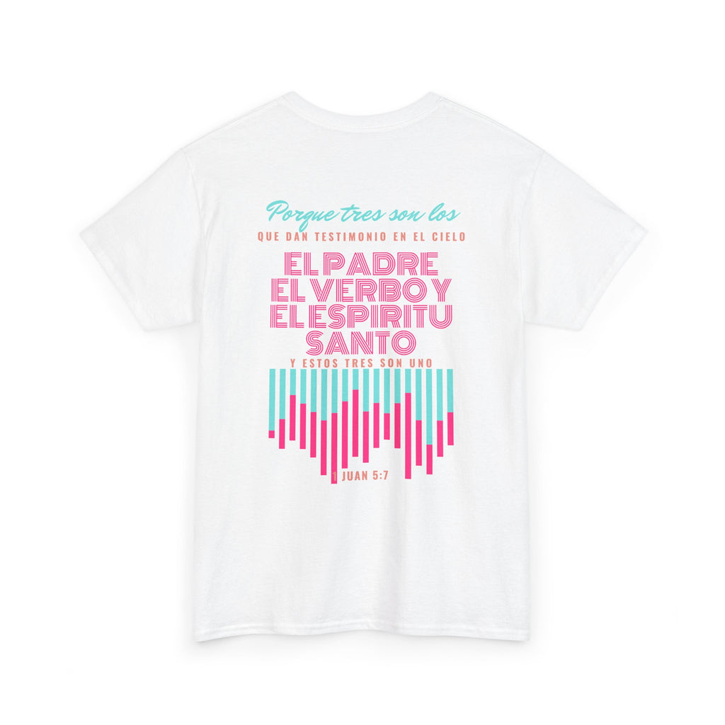"Yo adoro al Dios verdadero" Camisa Feminina — "Y estos tres son uno" (1 Juan 5:7)