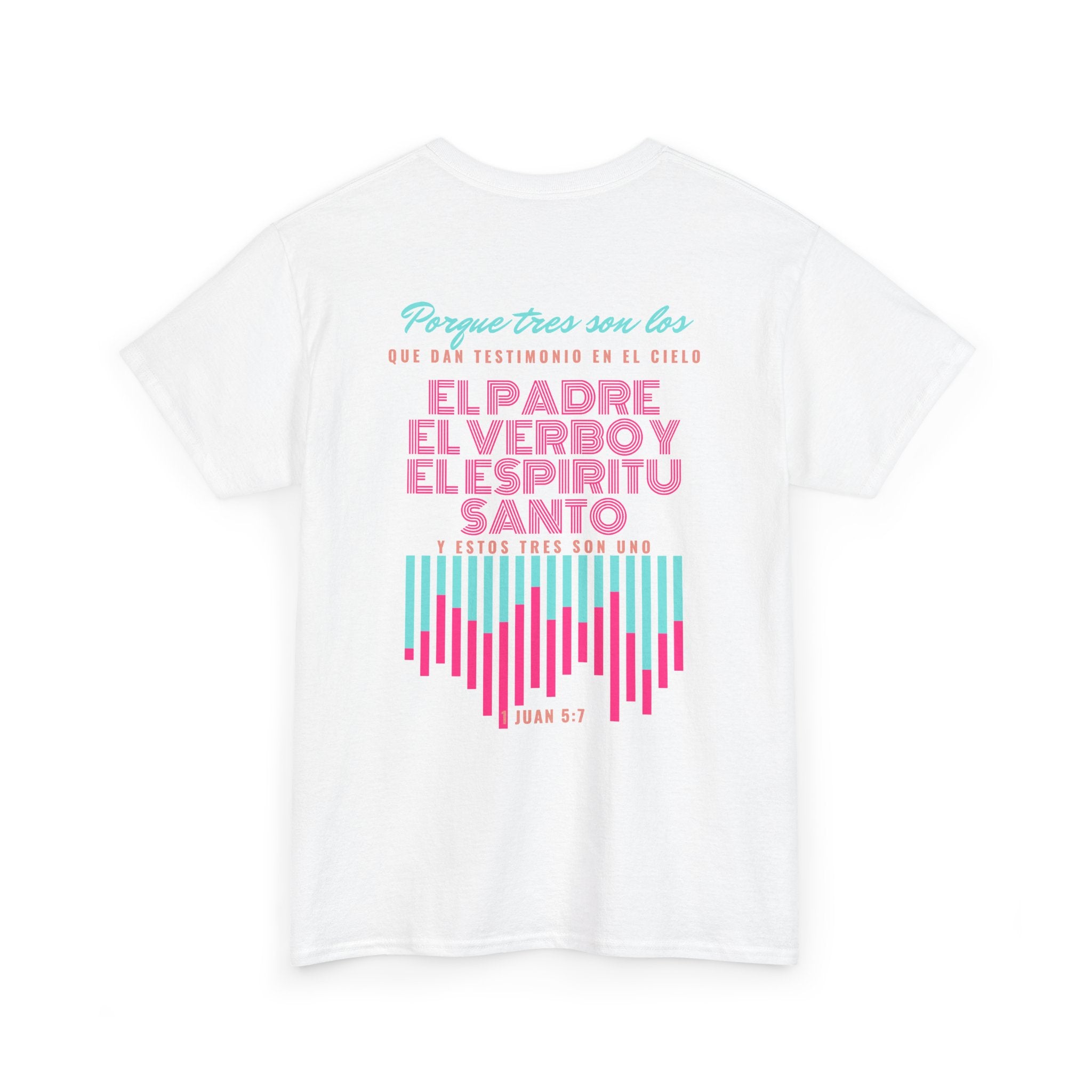"Yo adoro al Dios verdadero" Camisa Feminina — "Y estos tres son uno" (1 Juan 5:7)