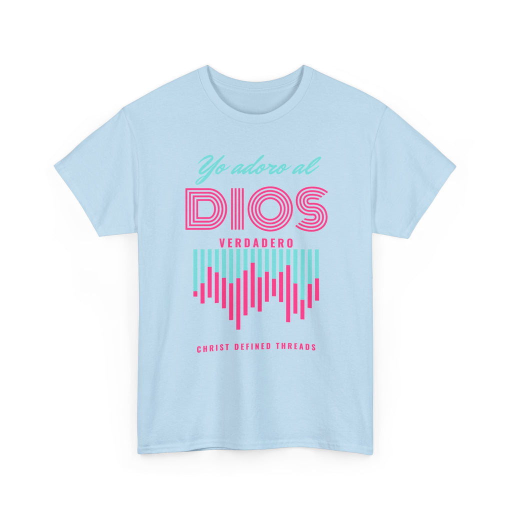 "Yo adoro al Dios verdadero" Camisa Feminina — "Y estos tres son uno" (1 Juan 5:7)