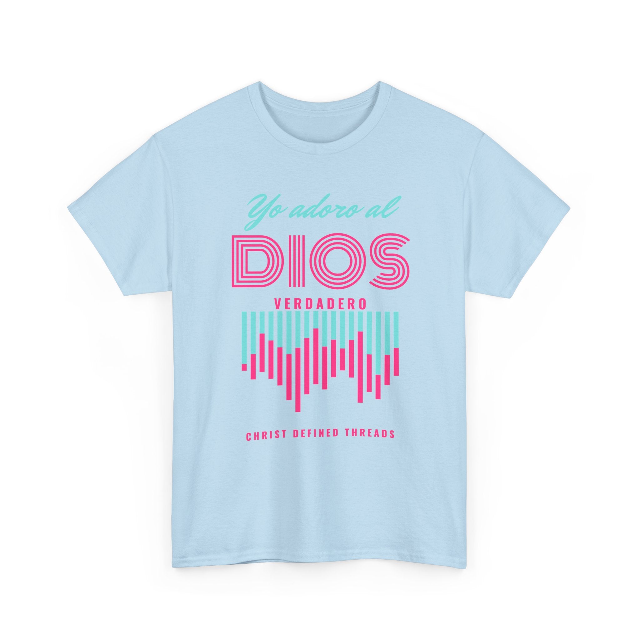 "Yo adoro al Dios verdadero" Camisa Feminina — "Y estos tres son uno" (1 Juan 5:7)