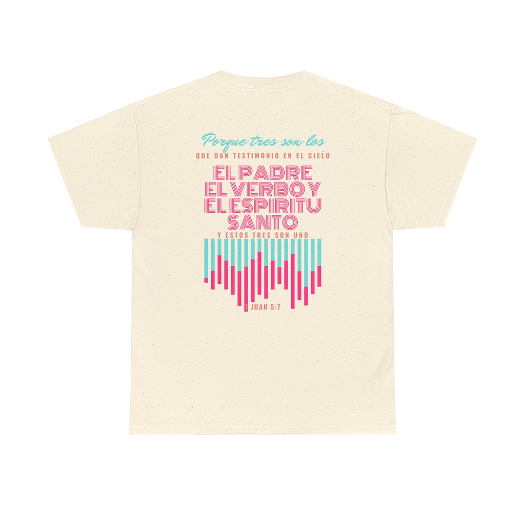 "Yo adoro al Dios verdadero" Camisa Feminina — "Y estos tres son uno" (1 Juan 5:7)