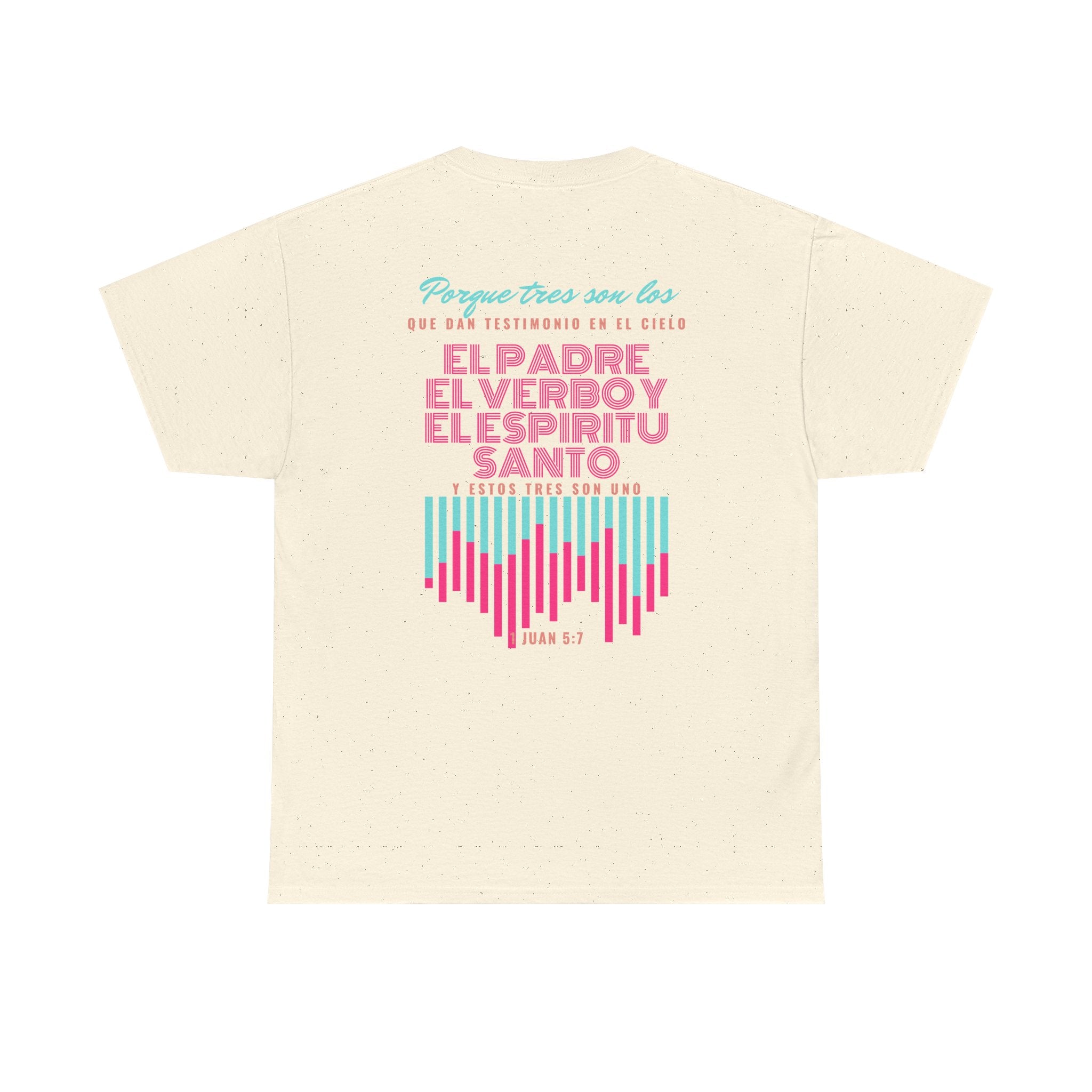 "Yo adoro al Dios verdadero" Camisa Feminina — "Y estos tres son uno" (1 Juan 5:7)