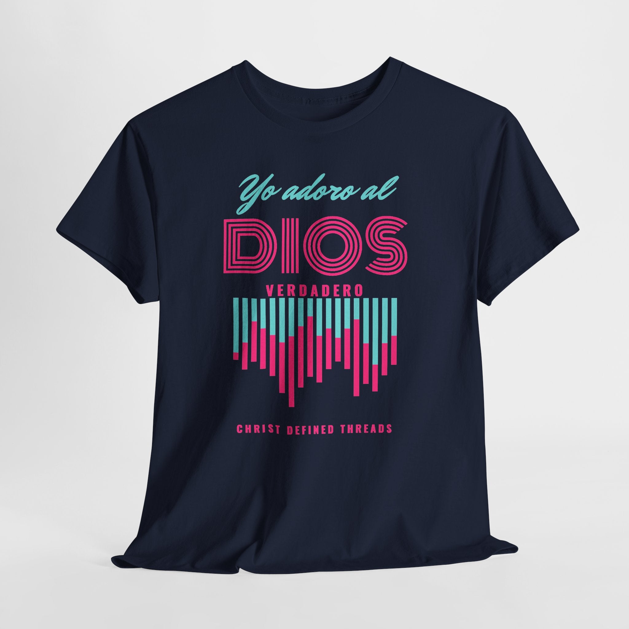 "Yo adoro al Dios verdadero" Camisa Feminina — "Y estos tres son uno" (1 Juan 5:7)