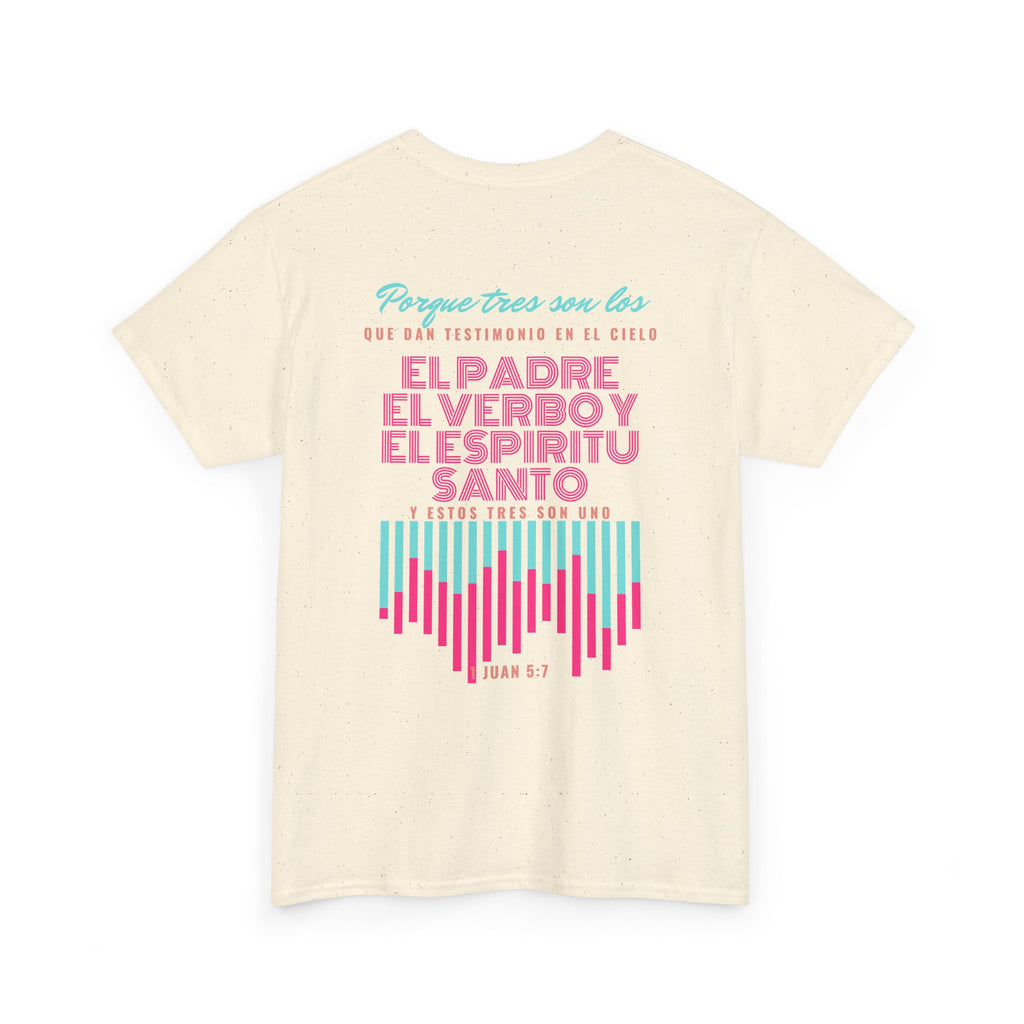 "Yo adoro al Dios verdadero" Camisa Feminina — "Y estos tres son uno" (1 Juan 5:7)