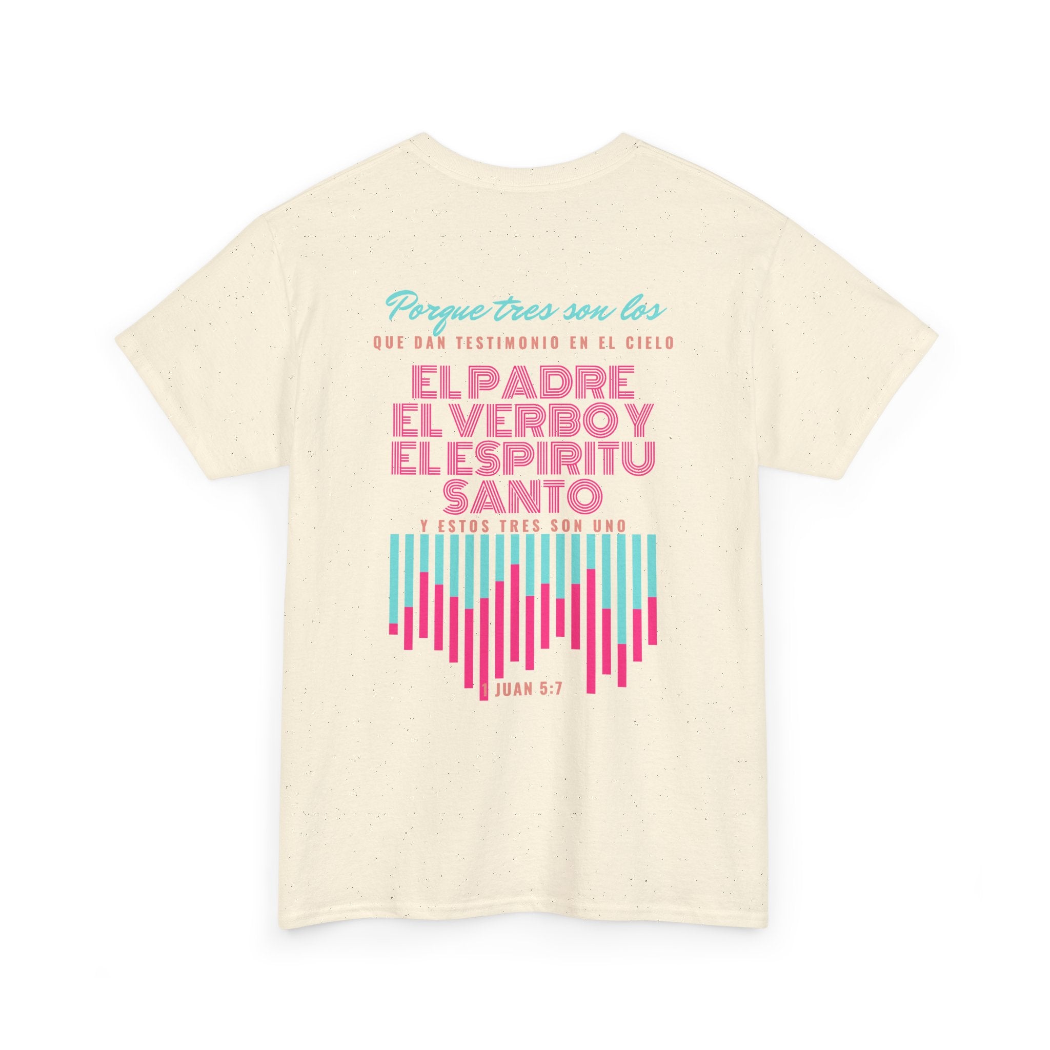 "Yo adoro al Dios verdadero" Camisa Feminina — "Y estos tres son uno" (1 Juan 5:7)