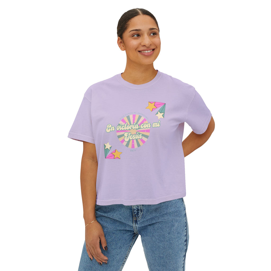 Mujeres Boxy Camisa— 'En Victoria con mi Jesús' Pastel Retro Faith Graphic