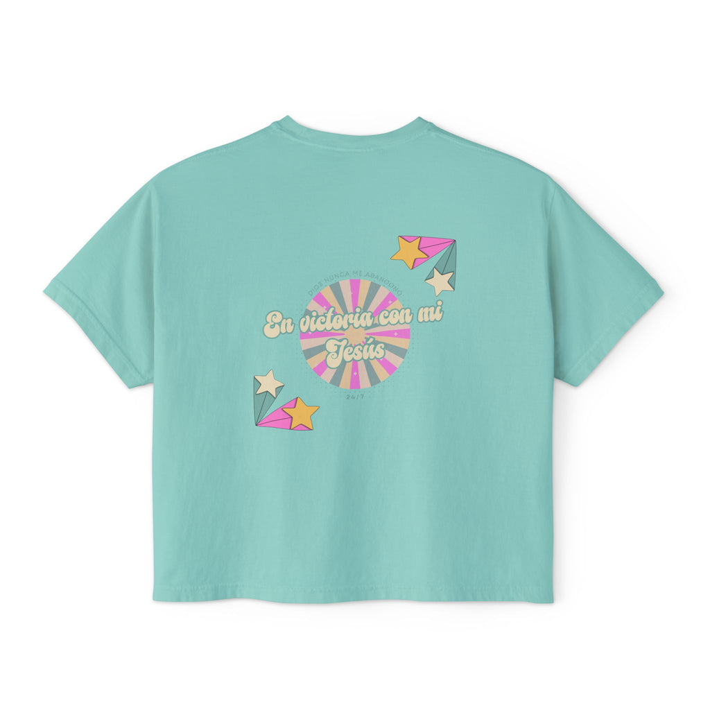 Mujeres Boxy Camisa— 'En Victoria con mi Jesús' Pastel Retro Faith Graphic