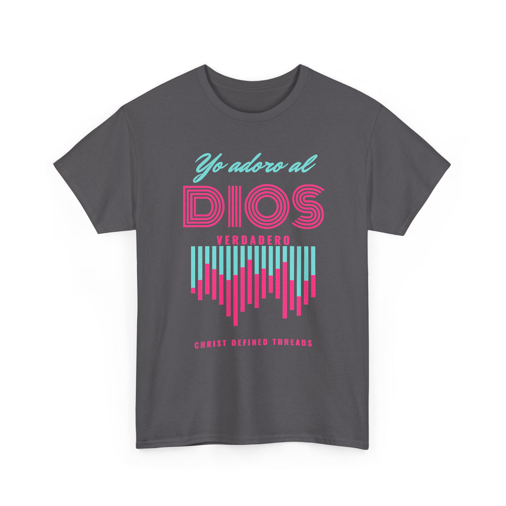 "Yo adoro al Dios verdadero" Camisa Feminina — "Y estos tres son uno" (1 Juan 5:7)