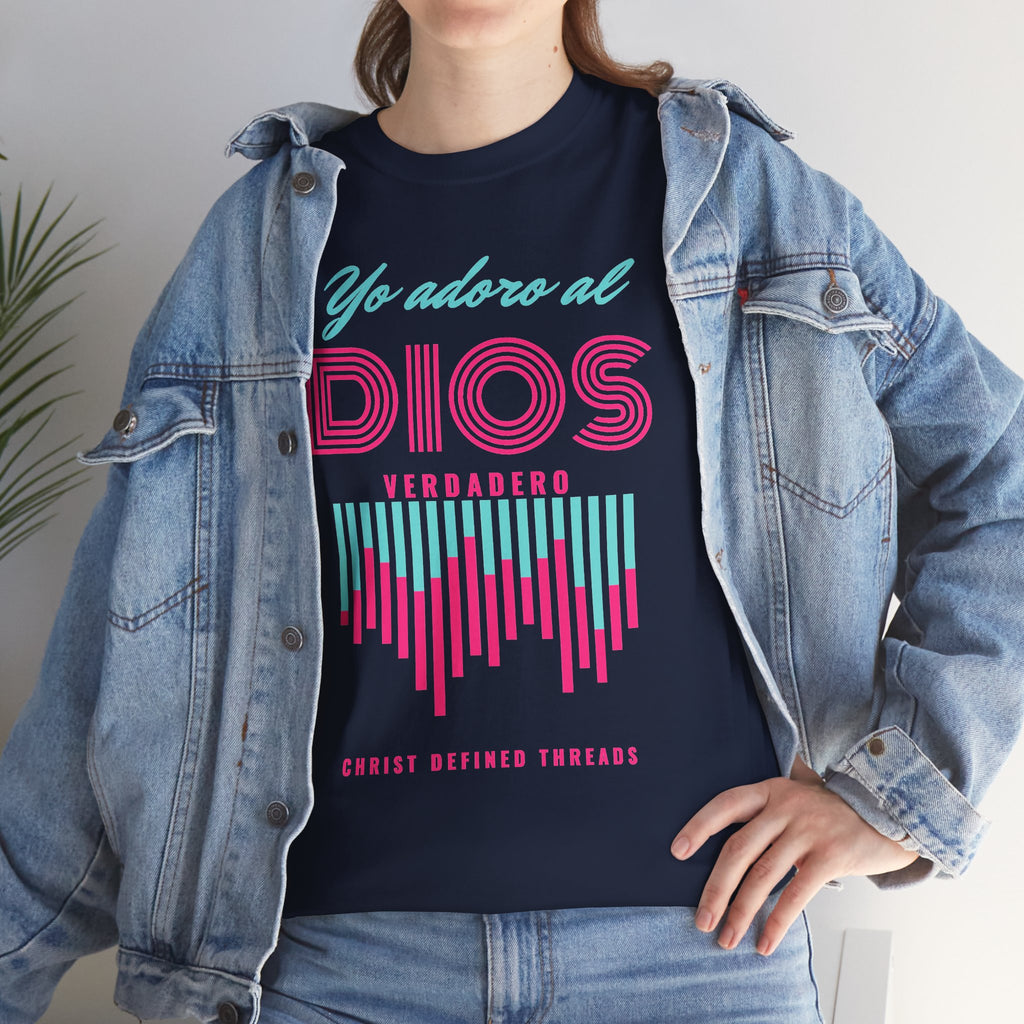 "Yo adoro al Dios verdadero" Camisa Feminina — "Y estos tres son uno" (1 Juan 5:7)