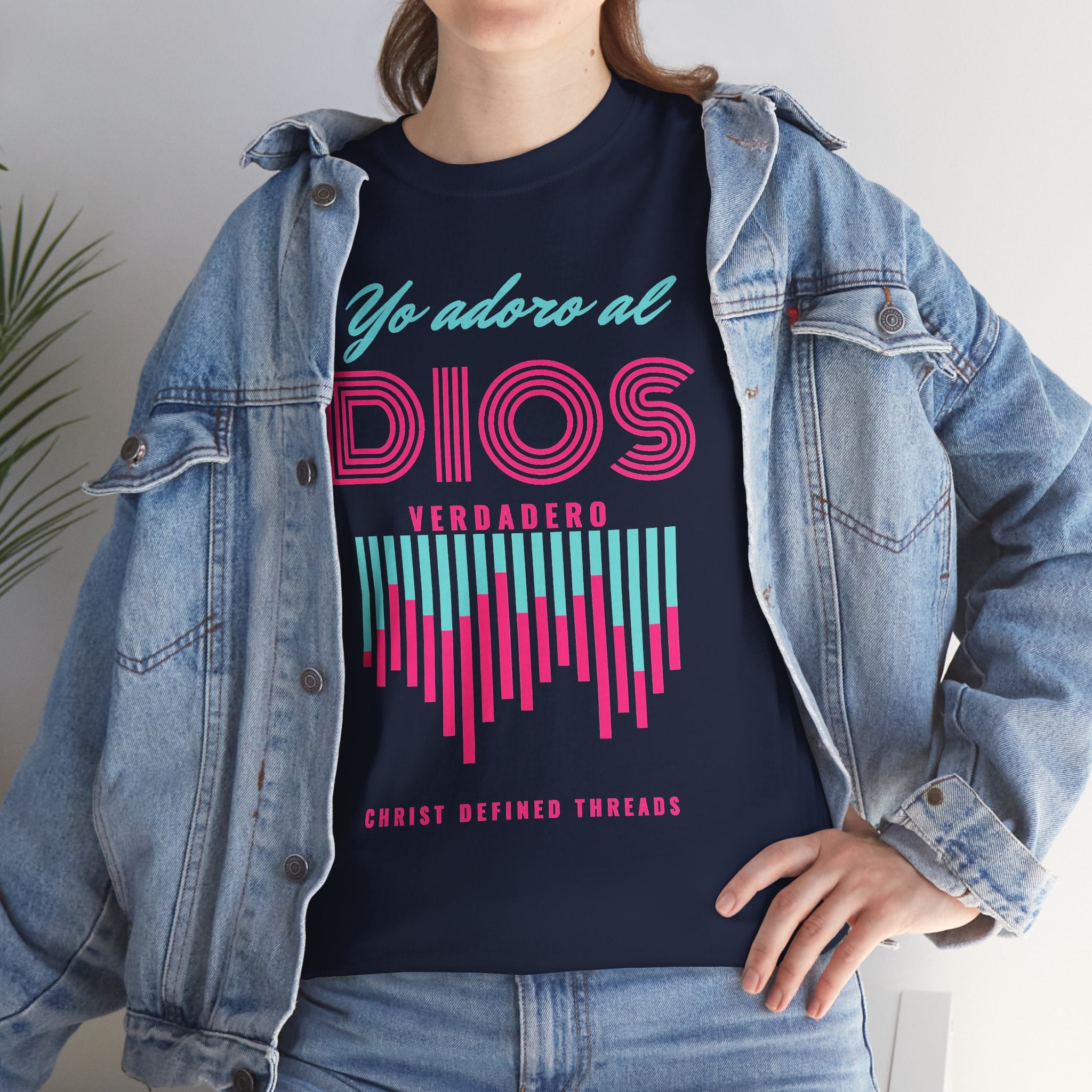 "Yo adoro al Dios verdadero" Camisa Feminina — "Y estos tres son uno" (1 Juan 5:7)