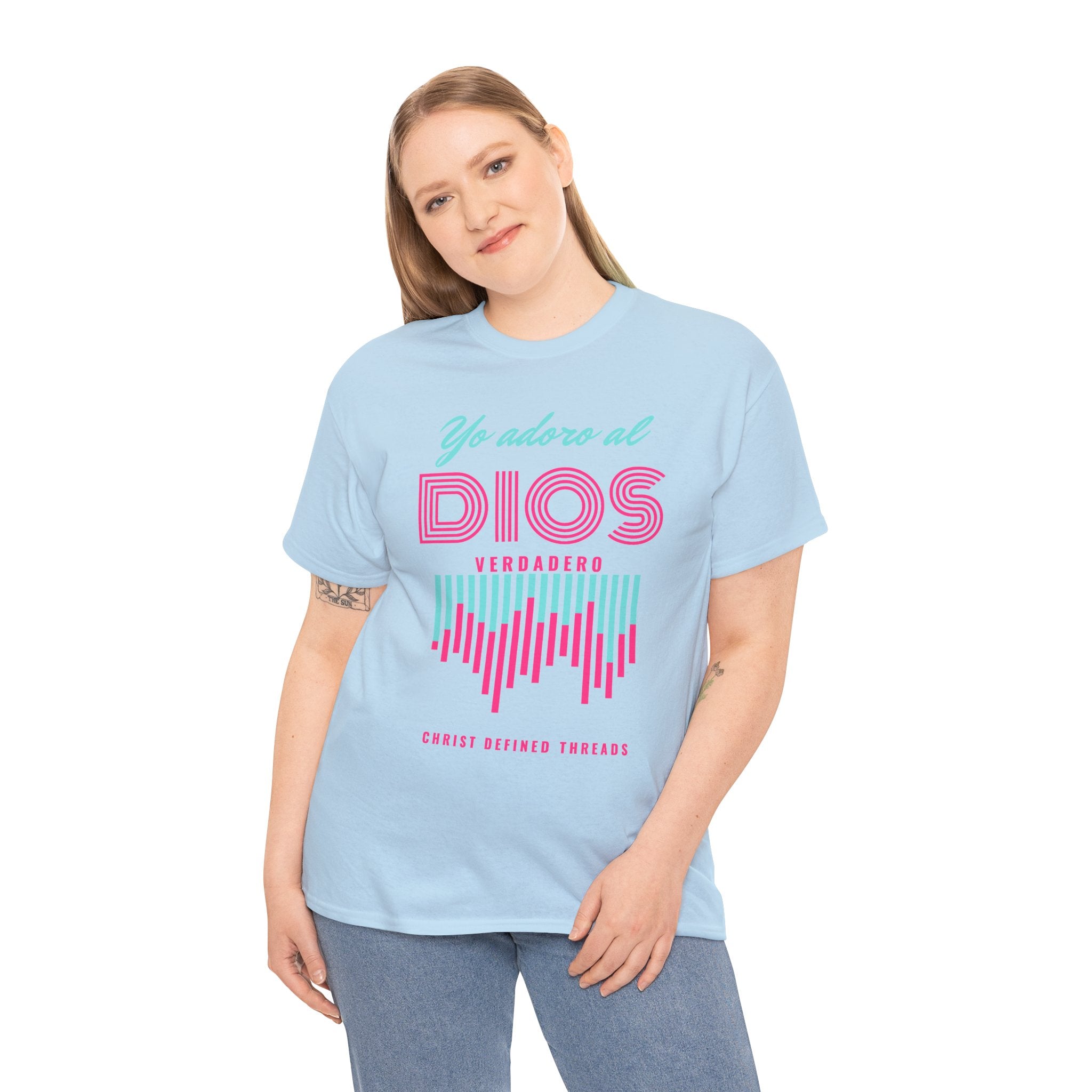 "Yo adoro al Dios verdadero" Camisa Feminina — "Y estos tres son uno" (1 Juan 5:7)