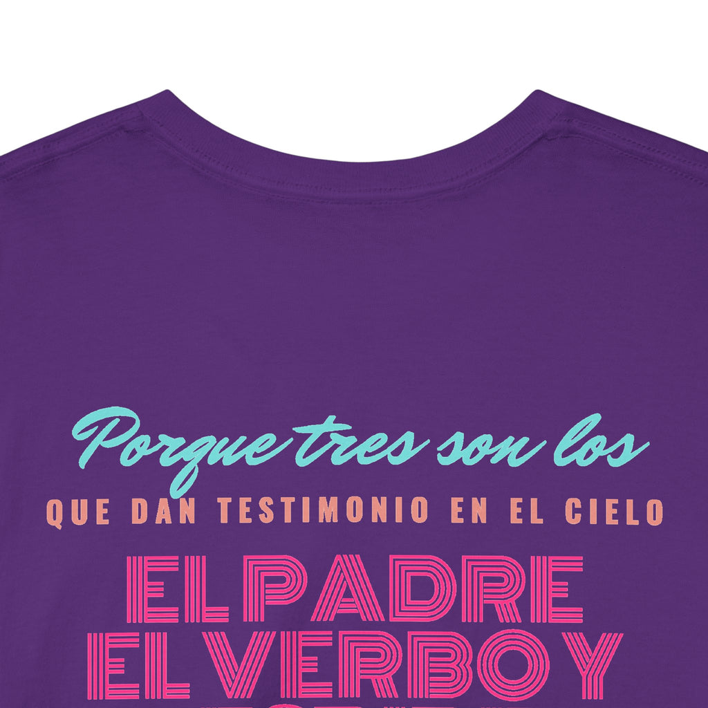 "Yo adoro al Dios verdadero" Camisa Feminina — "Y estos tres son uno" (1 Juan 5:7)