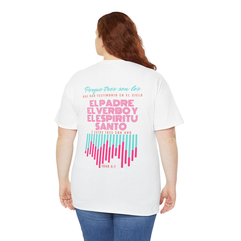 "Yo adoro al Dios verdadero" Camisa Feminina — "Y estos tres son uno" (1 Juan 5:7)
