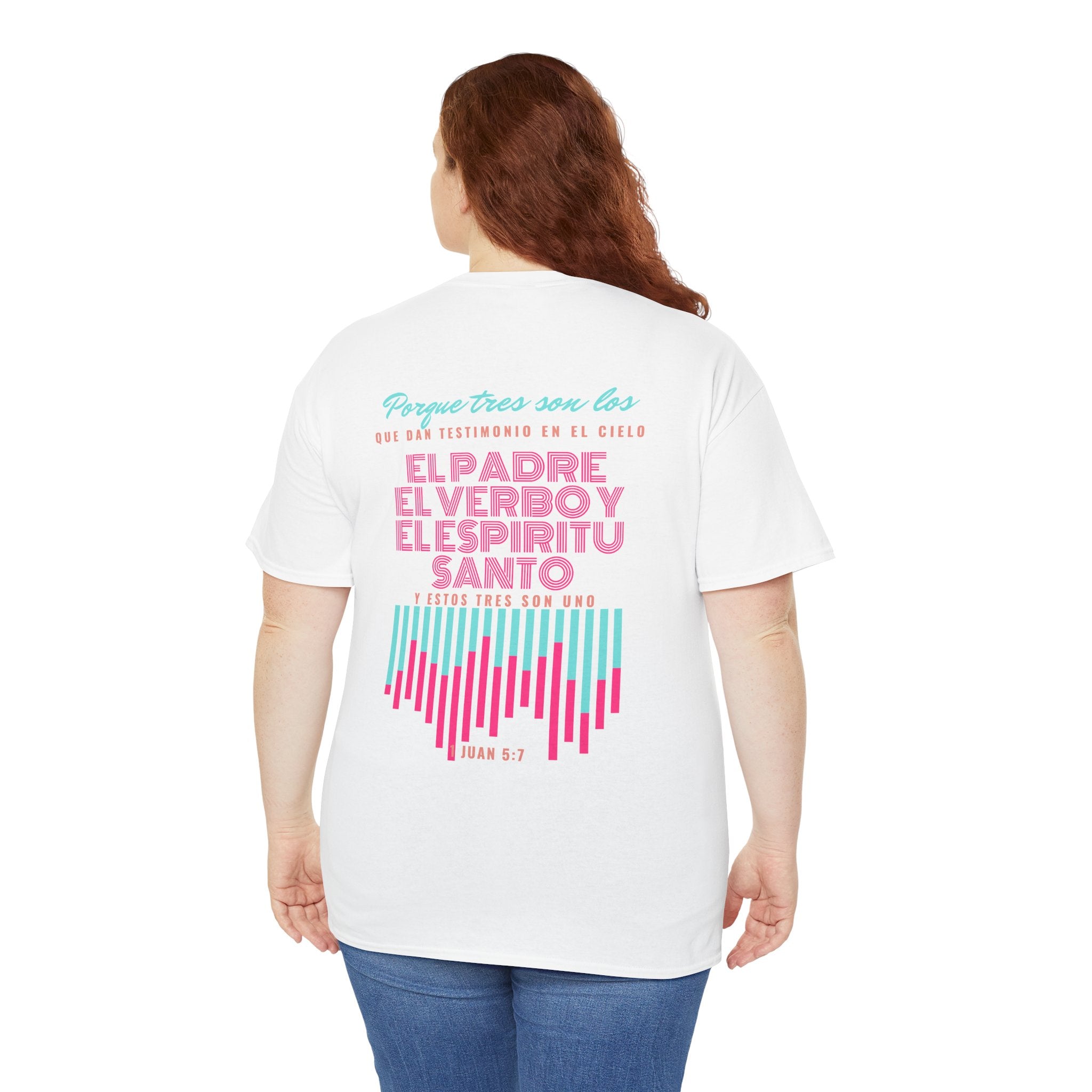 "Yo adoro al Dios verdadero" Camisa Feminina — "Y estos tres son uno" (1 Juan 5:7)