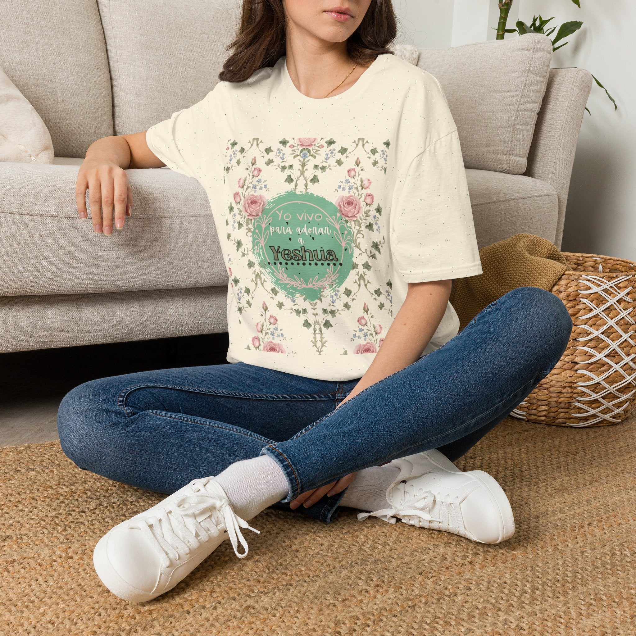 "Yo vivo para adorar a Yeshua" Camisa — Rosas y Color Menta Diseño