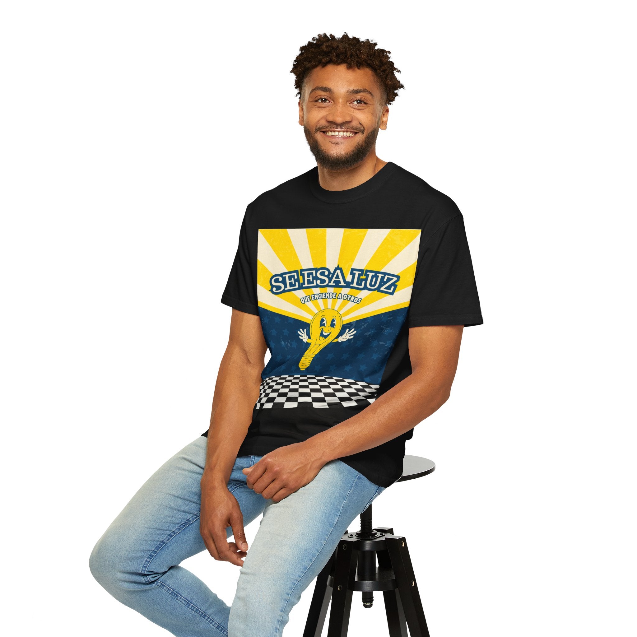 'Se esa luz que enciende a otros' Camisa para hombres — "Jesus les dijo: Yo Soy la Luz del Mundo" Juan 8:12
